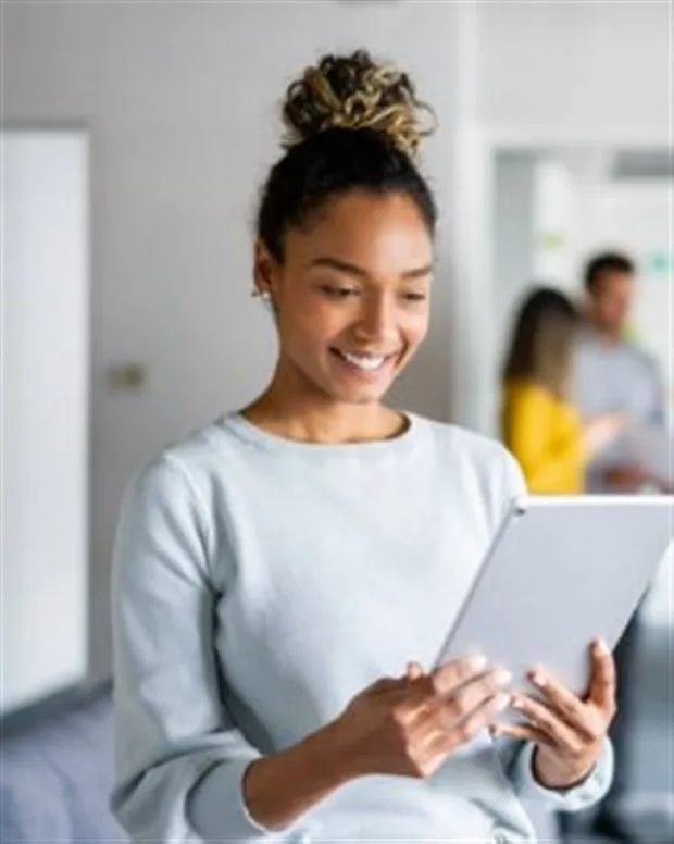Professionnelle consultant une tablette au bureau
